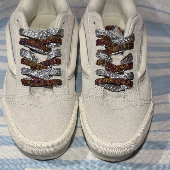 NWOT Vans White Sneakers with Multicolor Laces  Women’s 9.5. Men’s 8 - Picture 9 of 10